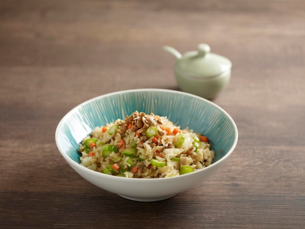 Vegetarischer gebratener Reis, serviert in einer Schüssel, die auf dem Tisch mit Blick auf das Essen isoliert ist