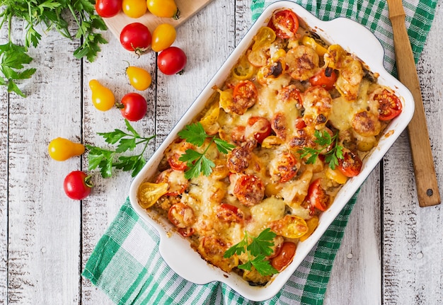 Vegetarischer Gemüseauflauf mit Zucchini, Pilzen und Kirschtomaten