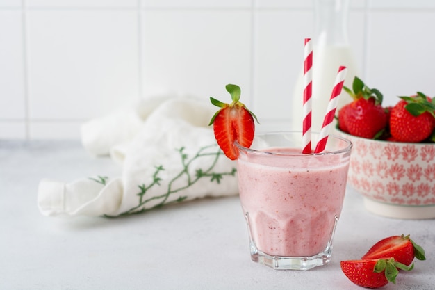 Vegetarischer gesunder Smoothie von Erdbeere mit Beeren auf grauem oder weißem Betonhintergrund. Selektiver Fokus. Platz für Text.