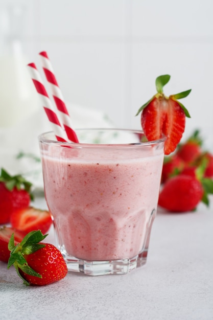 Vegetarischer gesunder Smoothie von Erdbeere mit Beeren auf grauem oder weißem Betonhintergrund. Selektiver Fokus. Platz für Text.