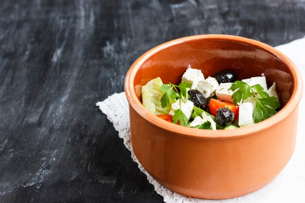 Vegetarischer griechischer Salat mit Fetakäse, Rucola, Oliven und Kirschtomaten