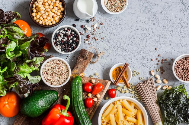 Vegetarischer Hintergrund Satz vegetarischer Produkte auf der grauen Tischplatte