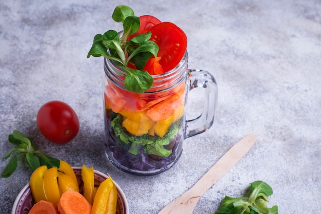 Vegetarischer Regenbogensalat in einem Glas