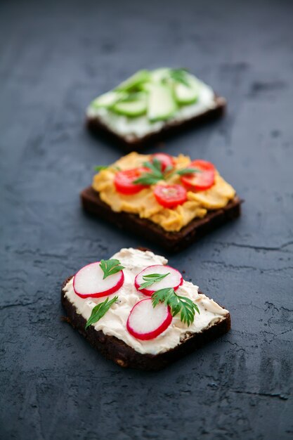 Vegetarischer Roggenbrot-Toast