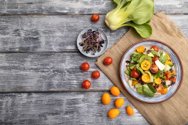 Vegetarischer Salat aus Pac Choi Kohl und Gemüse