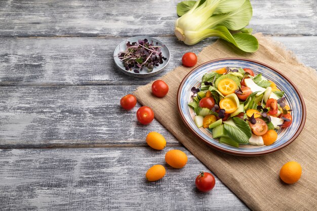 Vegetarischer Salat aus Pac Choi Kohl und Gemüse