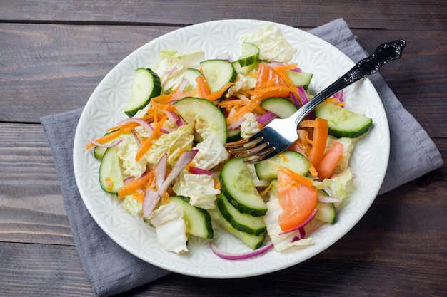 Vegetarischer Salat des rohen Frischgemüses in einer Platte. Konzept gesundes Essen Exemplar