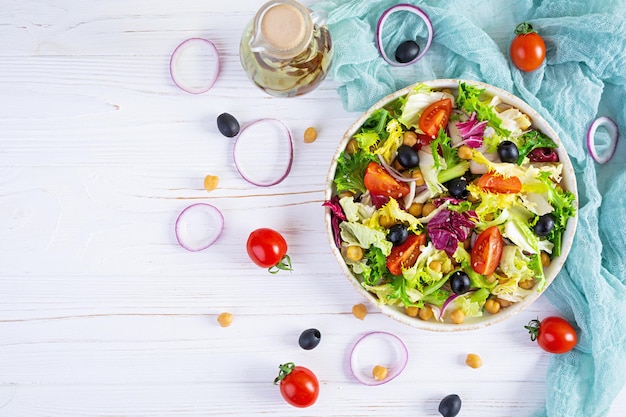 Vegetarischer Salat mit Kichererbsen, Tomaten, Oliven und Kopfsalat