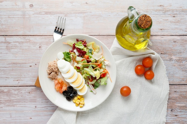 Vegetarischer Salat mit Olivenöl und Ei