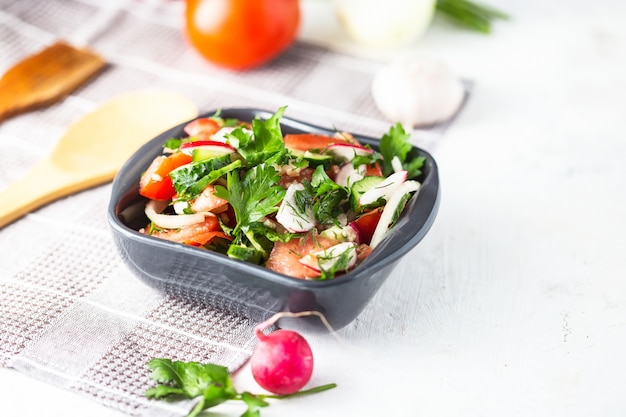 Vegetarischer Salat mit vielen Zutaten