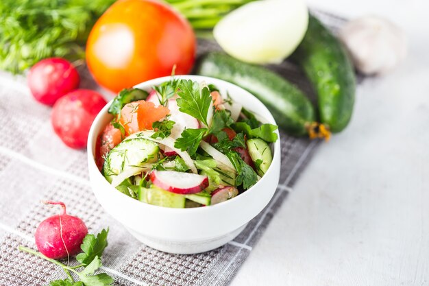 Vegetarischer Salat mit vielen Zutaten