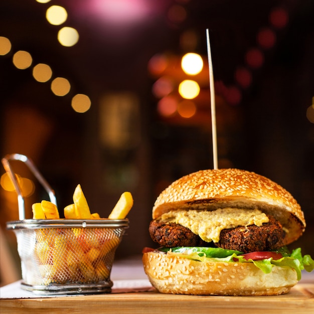 Vegetarischer, vegetarischer Burger mit Pommes Frites