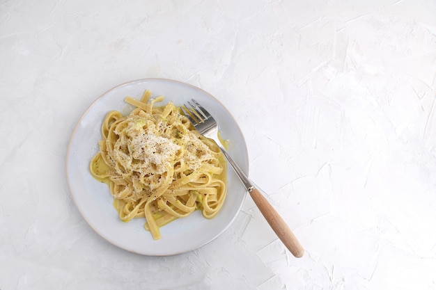 Vegetarisches Carbonara mit Zucchini