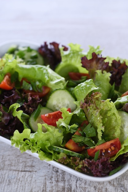 Vegetarisches Essen. Detox-Gemüsesalat - Salat, Tomate, Gurke, gewürzte Zitronen-Oliven-Soße. Ein Gericht für alle, die auf ihre Gesundheit achten