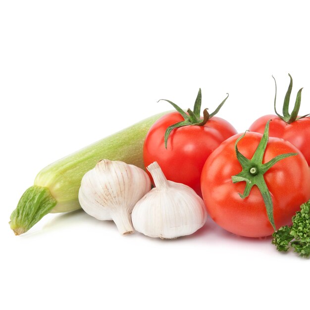 Vegetarisches Essen mit Tomatenmark und Knoblauch isoliert auf weißem Hintergrund