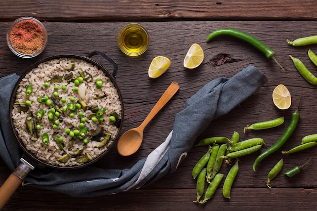 Vegetarisches Essen. Reis mit grünen Erbsen. Rustikaler Stil, Draufsicht