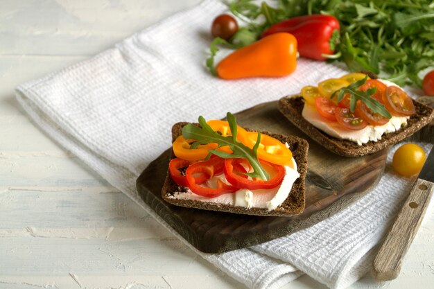 Vegetarisches Essen. Roggenbrot mit Frischkäse und Gemüse.