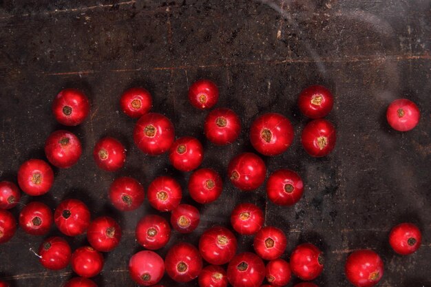 Vegetarisches Essenskonzept Süße saftige rote Johannisbeeren auf dunklem Hintergrund Blick von oben Nahaufnahme