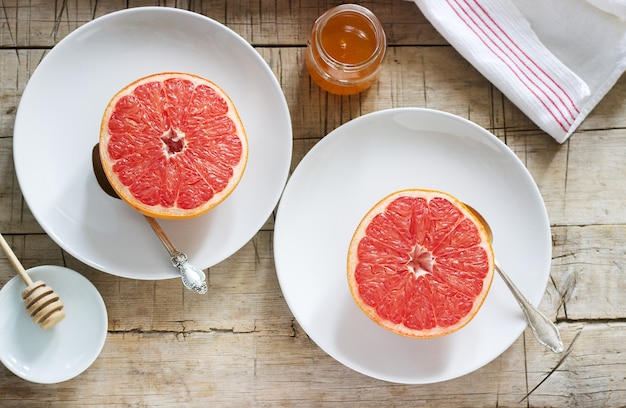 Vegetarisches Frühstück für zwei gebackene Grapefruits. Rustikaler Stil.