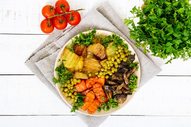 Vegetarisches Frühstück: gebackenes Gemüse (Kartoffeln, Karotten)