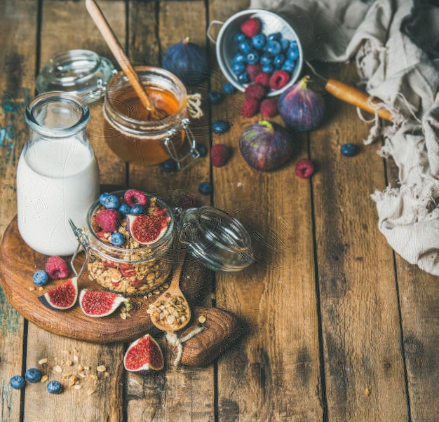 Vegetarisches Frühstück mit Haferflocken-Müsli und Mandelmilch kopieren