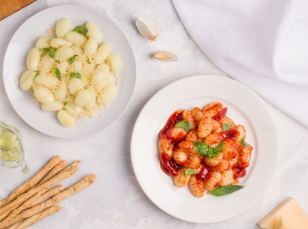 Vegetarisches italienisches Gnocchi-Gericht mit Tomaten und Käse.