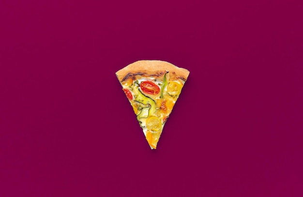 Foto vegetarisches pizzastück isoliert auf einem magentafarbenen hintergrund
