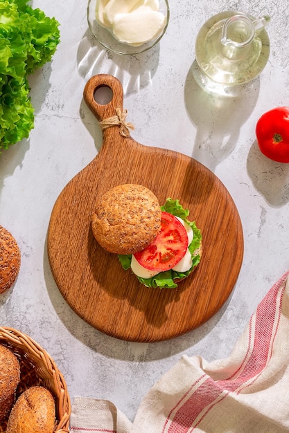 Vegetarisches Sandwich mit Käse und Tomate Gesundes vegetarisches Lebensmittelkonzept Draufsicht