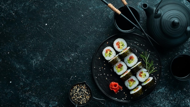 Vegetarisches Sushi mit Avocado und Tomaten Sushi-Set Top-Ansicht Freier Platz für Ihren Text