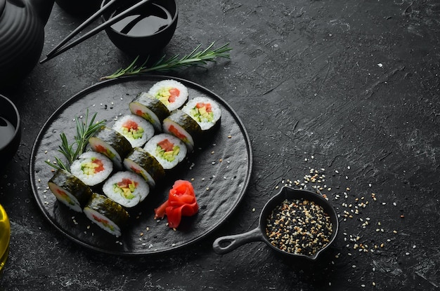 Vegetarisches Sushi mit Avocado und Tomaten Sushi-Set Top-Ansicht Freier Platz für Ihren Text