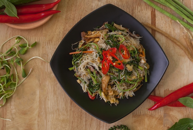 Vegetarisches thailändisches Lebensmittel, weiße Nudeln des angebratenen Reises würzig