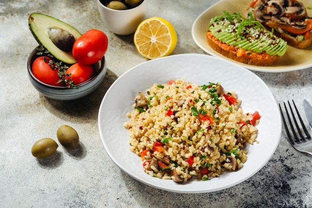 vegetarisches und veganes Gericht Bulgur Tabouleh mit Pfeffer und Kräutern