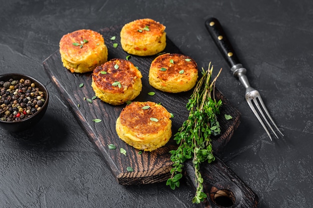 Vegetarisches veganes Burgerpatty mit Gemüse und Kräutern.