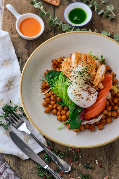 Vegeterian Buddha Bowl - ausgewogenes Fleisch mit Hühnchen-Agg und Avocado.