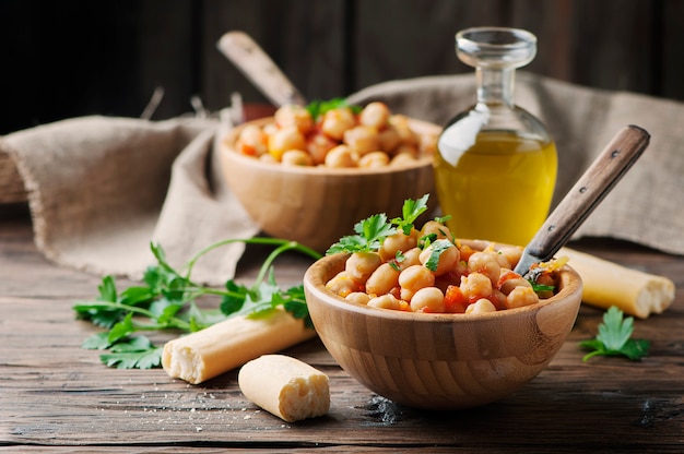 Vegeterian gekochte Kichererbse mit Tomate und Petersilie