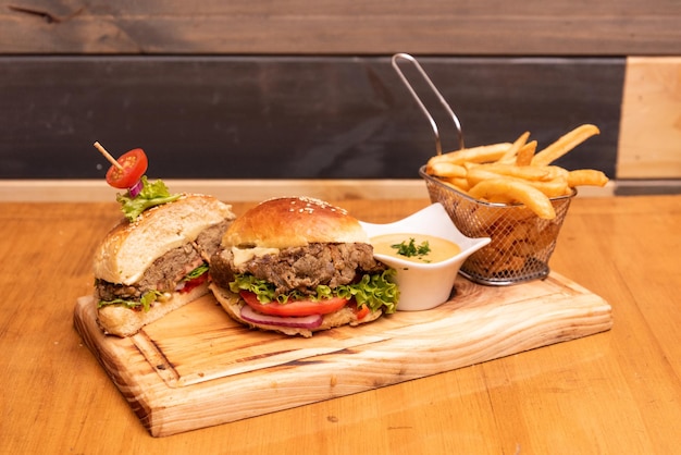 Veggie-Burger in zwei Hälften geöffnet mit Pommes auf einer Busket