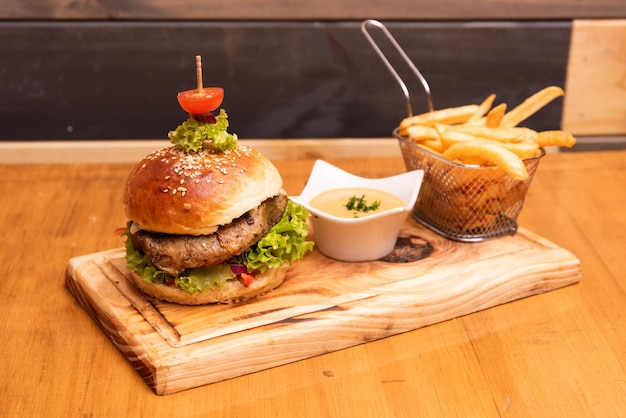 Veggie-Burger mit Pommes auf einem Busket