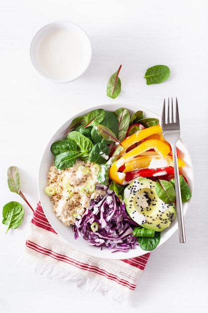 Veggie Couscous Lunch Bowl mit Avocado, Paprika, Spinat und Rotkohl