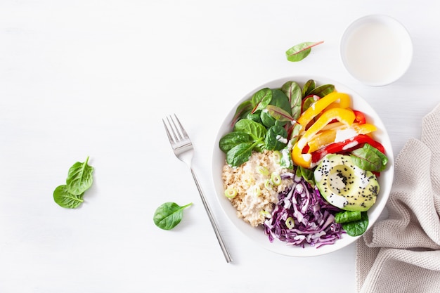 Veggie Couscous Lunch Bowl mit Avocado, Paprika, Spinat und Rotkohl