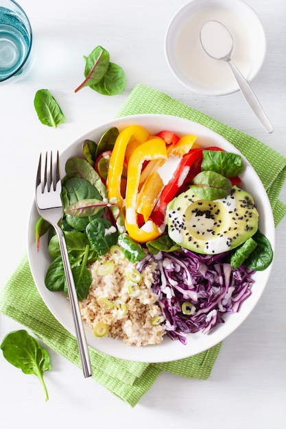 Veggie Couscous Lunch Bowl mit Avocado, Paprika, Spinat und Rotkohl