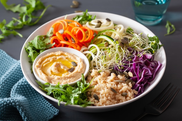 Veggie Couscous Lunch Bowl mit spiralisierten Karotten und Zucchini, Hummus und Rotkohl