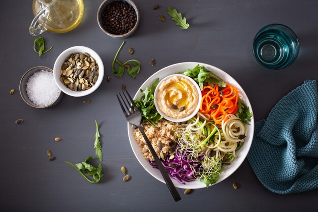 Veggie Couscous Lunch Bowl mit spiralisierten Karotten und Zucchini, Hummus und Rotkohl