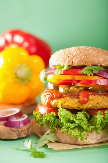 Veggie Kichererbsen-Zuckermais-Burger mit Pfeffer, Jalapeno und Zwiebeln