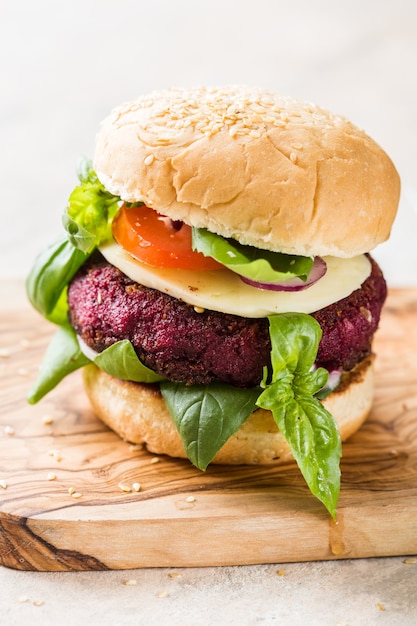 Veggie-Rüben-Burger mit Gemüse und griechischer Sauce.