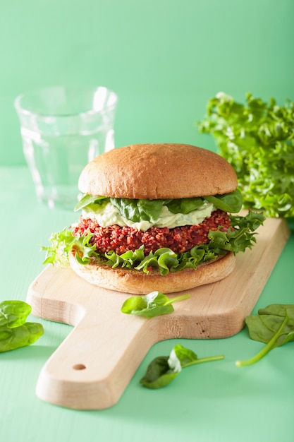 Veggie-Rüben-Quinoa-Burger mit Avocado-Dressing