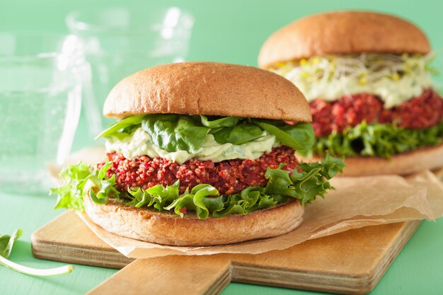 Veggie-Rüben-Quinoa-Burger mit Avocado-Dressing