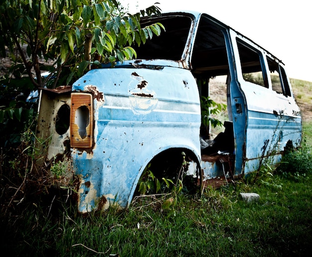 Vehículo abandonado en el campo