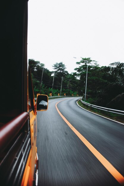 Foto vehículo en carretera contra cielo despejado