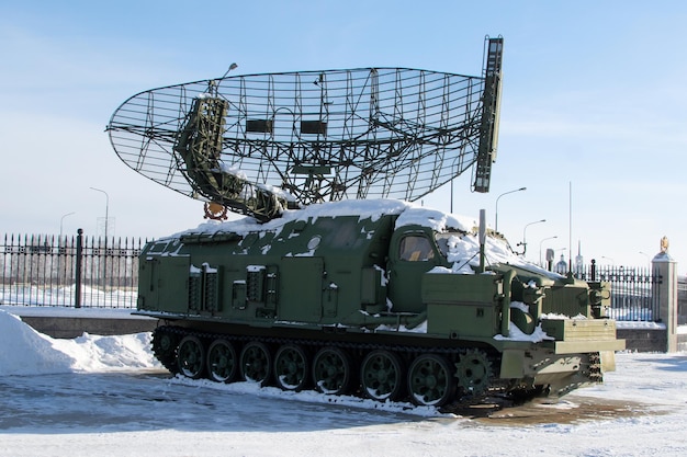 Vehículo de combate ruso soviético contra el cielo azul. Equipo militar ruso.