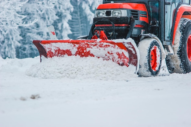 Vehículo de construcción que limpia la nieve en la carretera